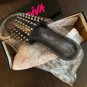 Wild Diva rubber gray grommet slides. Size 6